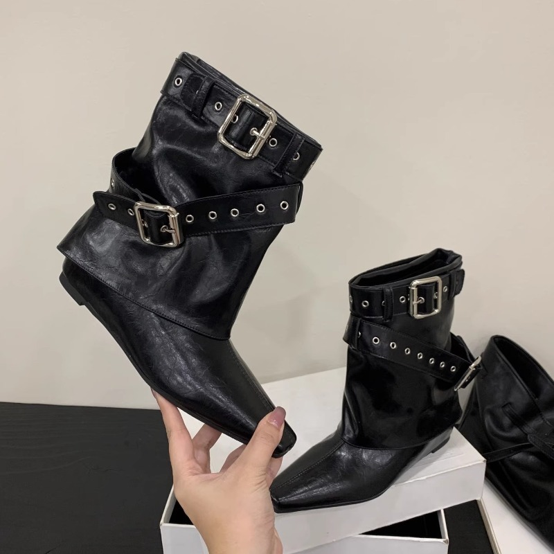Soft Sole Booties - Сапоги на низком каблуке с пряжкой