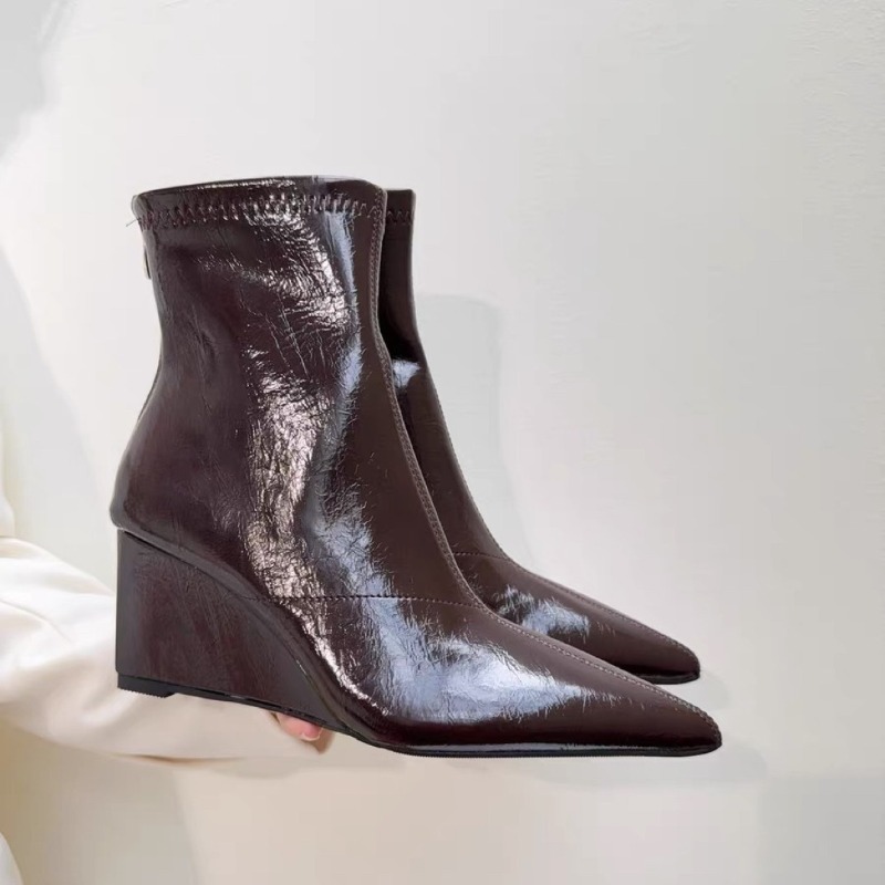Ботильоны на танкетке, модные  – обзор и цена Soft Sole Booties